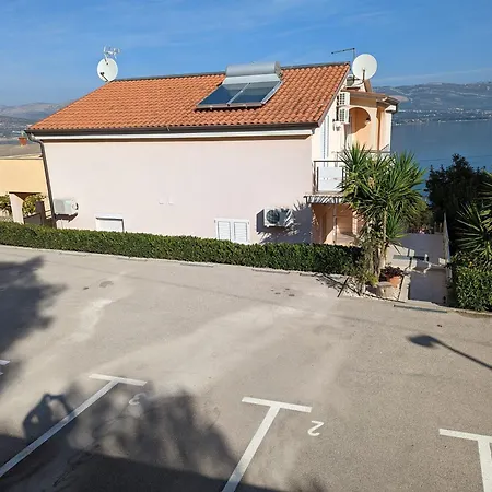Jelica, Helle Mit Sonnenbalkon *
